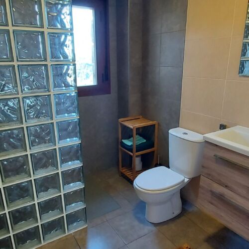 bathroom upstairs with walk in shower, la cabra trepadora
