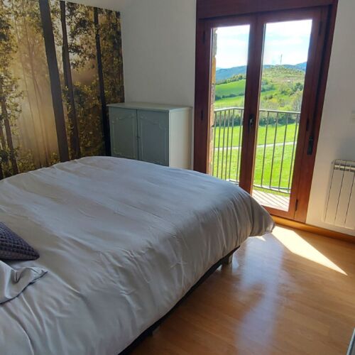 master bedroom with boxspring 160 x 200, la cabra trepadora