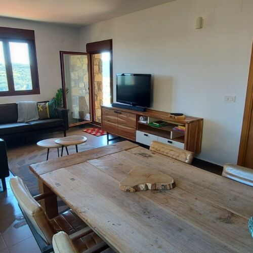 spacious living room for 6, la cabra trepadora